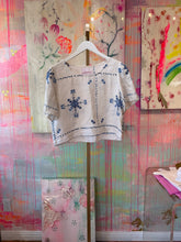 Load image into Gallery viewer, White linen top with blue stitching 250933