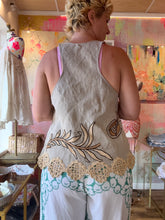 Load image into Gallery viewer, Side view of vintage linen tank top showing deep side slit