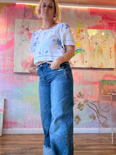 Load image into Gallery viewer, White linen top with blue stitching 250933