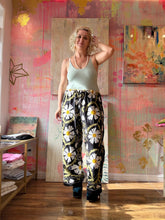 Load image into Gallery viewer, Suzani pants 26010