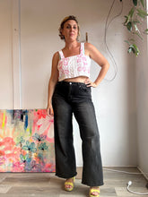 Load image into Gallery viewer, Pink embroidery crop top